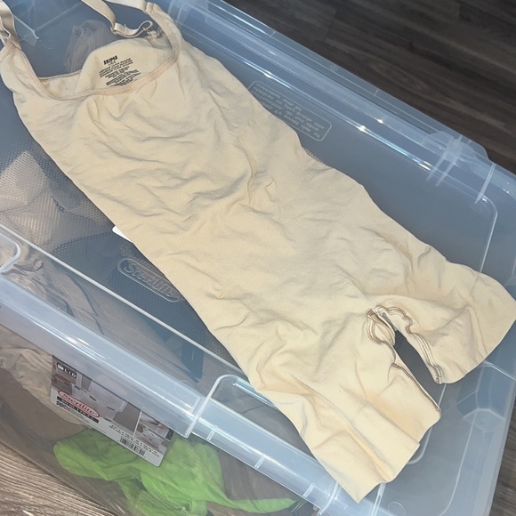 skims seamless sculpt OPEN BUST SHORTIE BODYSUIT - Picture 6 of 11